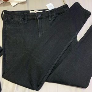 Black high waisted skinny jeans from Hollister!